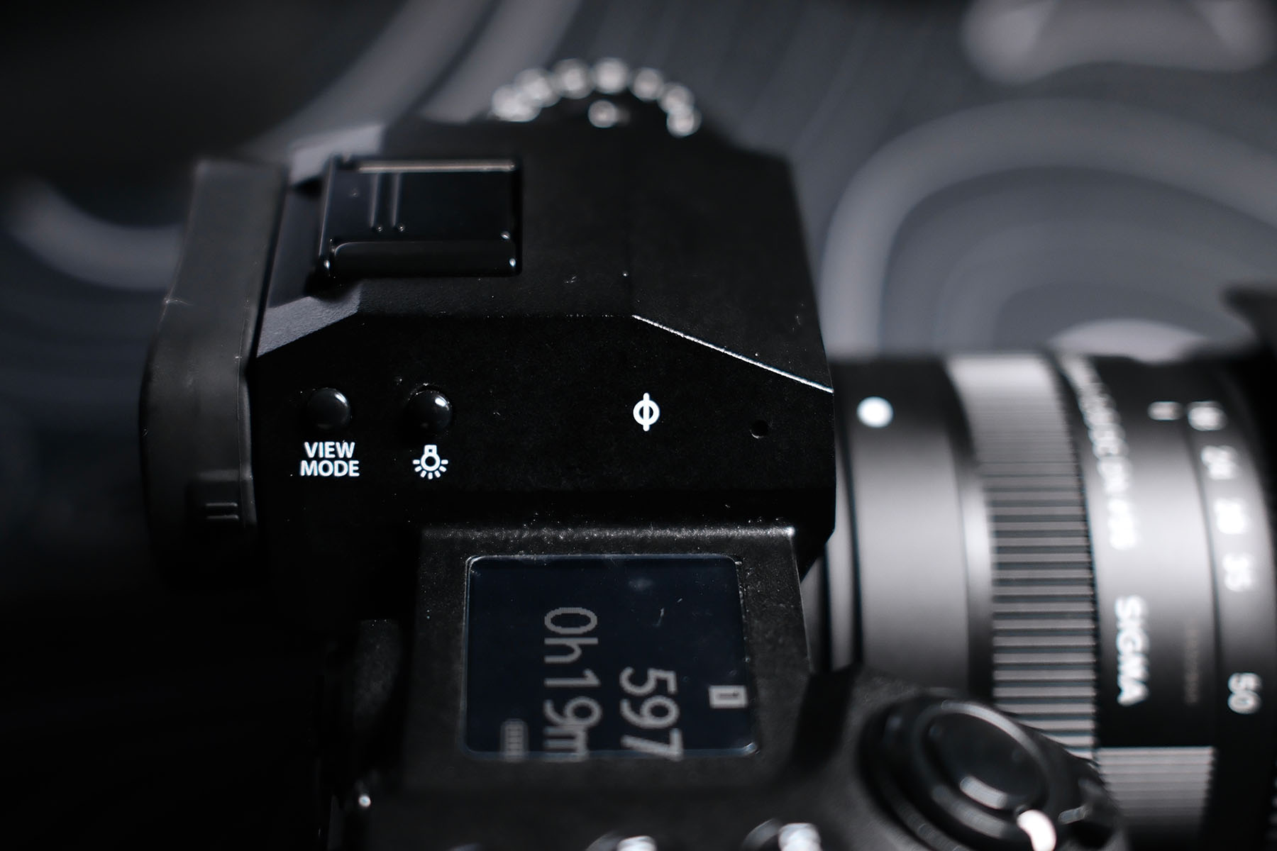 Biểu tượng vị trí cảm biến trên máy ảnh, ký hiệu mặt phẳng cảm biến dùng làm mốc lấy nét