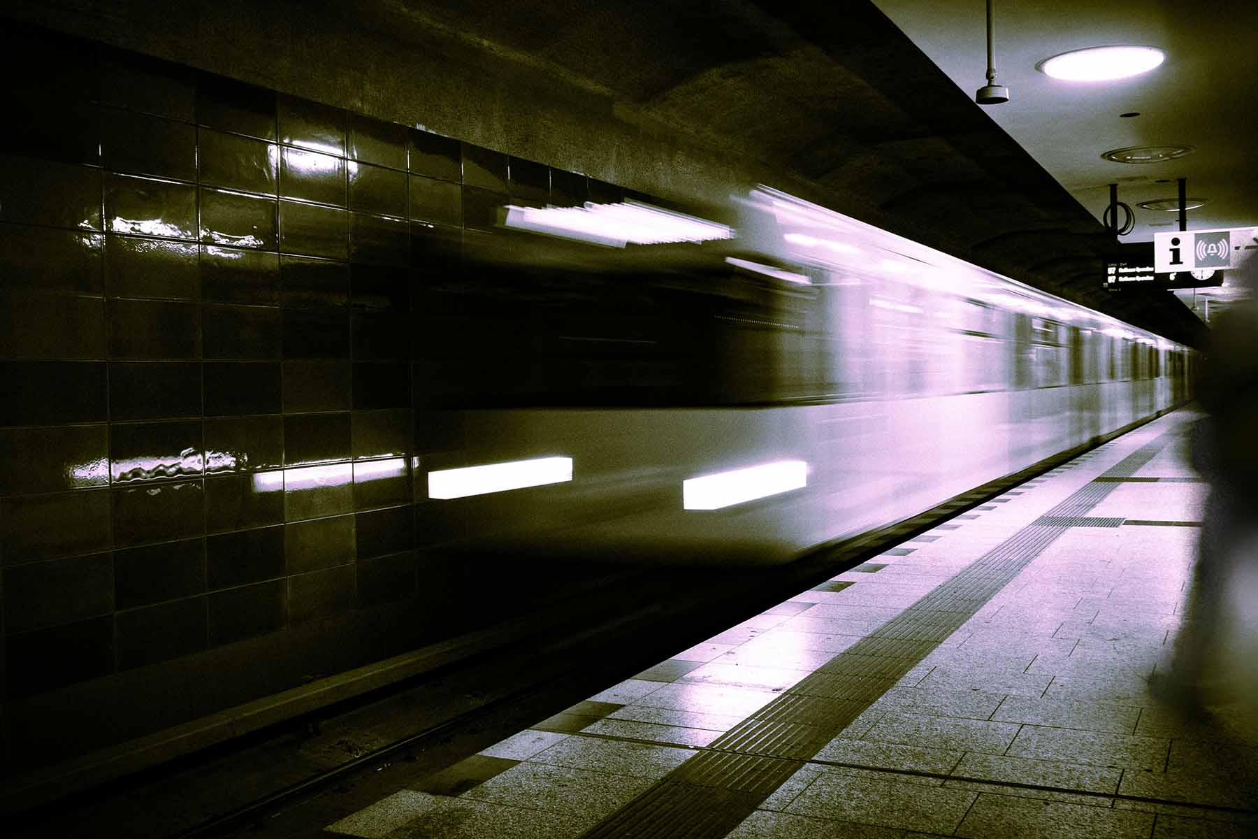 Tàu điện ngầm chuyển động nhanh bị nhòe do tốc độ màn trập chậm